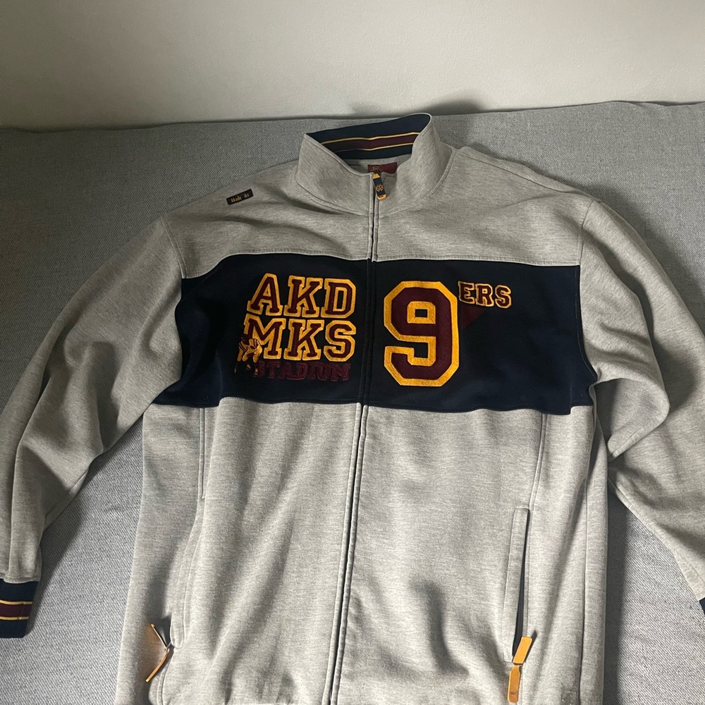 XXL Gray Zip-Up Sweater AKADEMIKS Jacket with Navy Panel and Yellow Accents
